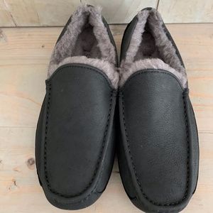- ugg ascot matte black  leather  sheepskin slippers us 12 new